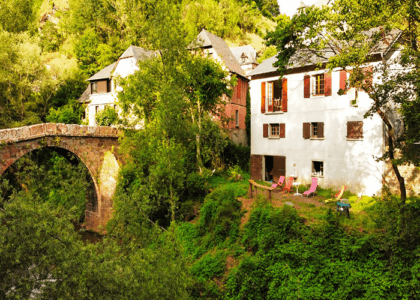 G Te D Tape Les Pieds Dans L Eau Conques En Rouergue Chemin De