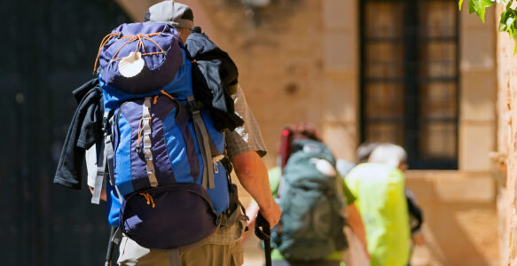 Marcher en solo VS. en groupe sur le chemin de Compostelle : un voyage intérieur ou une odyssée sociale ?