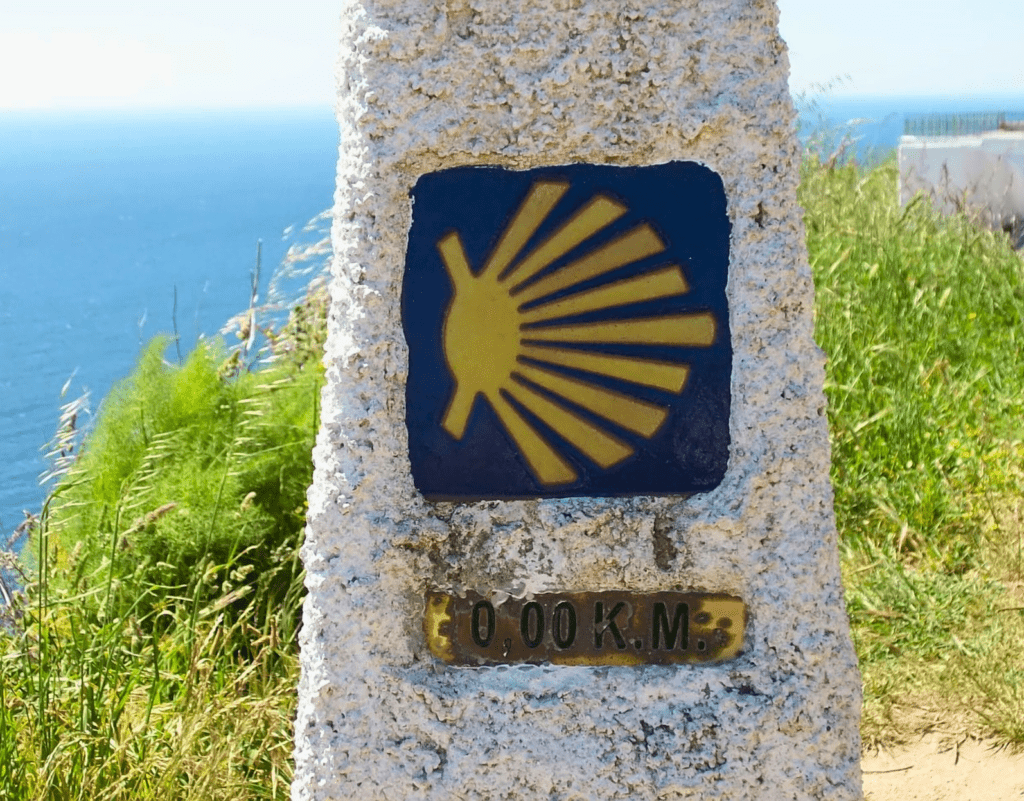 Signalétique du chemin de Saint_Jacques-de-Compostelle, par une coquille jaune