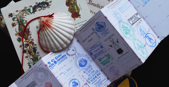La crédenciale : le passeport spirituel du pèlerin sur le chemin de Compostelle
