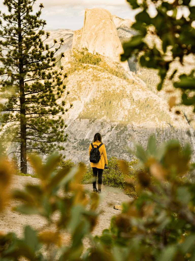 Femme qui randonne et qui regarde le paysage
